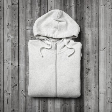 koyu ahşap masa üzerinde beyaz kapşonlu