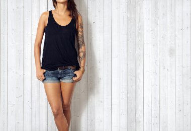 siyah t-shirt giyen kadın