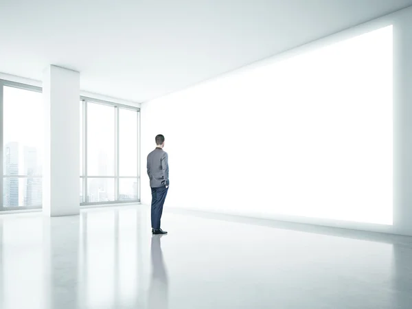 Man looking at white panel — Stockfoto