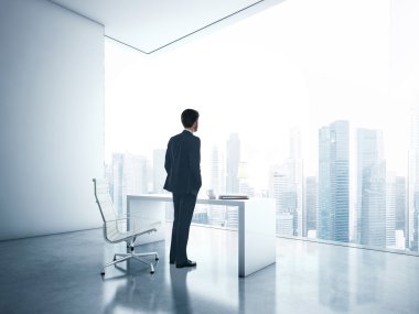 Pencereden bakan iş adamı