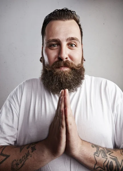 Bărbat cu barbă implorând — Fotografie, imagine de stoc