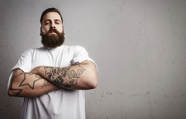 Татуированный бородач — стоковое фото