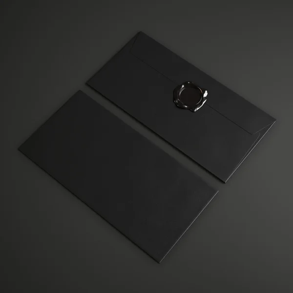 Twee zwart papier enveloppen — Stockfoto