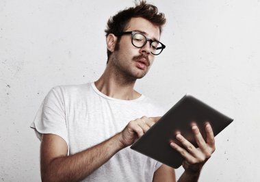 Dijital tablet ile bıyıklı genç adam