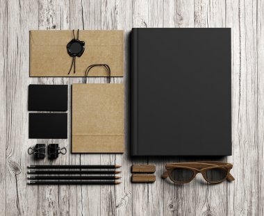 Ahşap arka plan üzerinde ileti örneği öğeleri kümesi