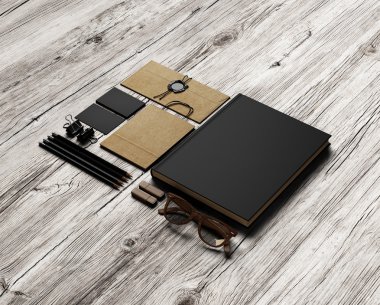 Ahşap arka plan üzerinde ileti örneği öğeleri kümesi