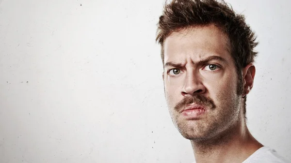 Homem irritado com bigode — Fotografia de Stock