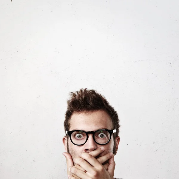 Joven sorprendido usando anteojos — Foto de Stock