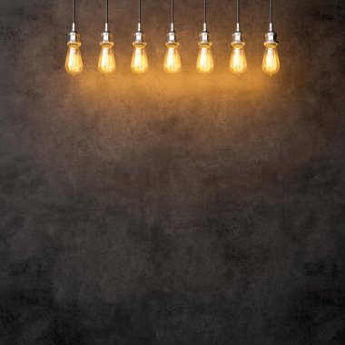 Karanlık beton zemin üzerine dekoratif vintage lightbulbs