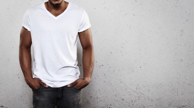 Beyaz t-shirt giyen genç adam