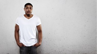 Beyaz t-shirt giyen genç bir adam portresi