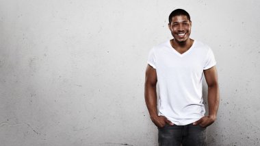 Genç adam gülümsüyor