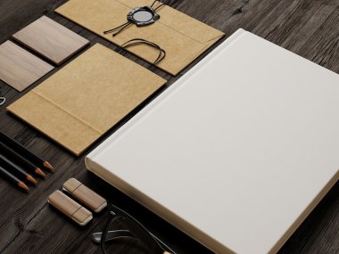Ahşap arka plan üzerinde kimlik elemanları