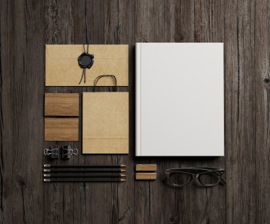 İleti örneği öğeleri ahşap arka plan üzerinde