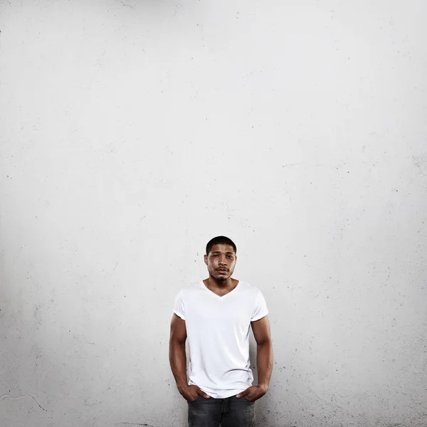 Mladý muž na sobě prázdné tričko — Stock fotografie