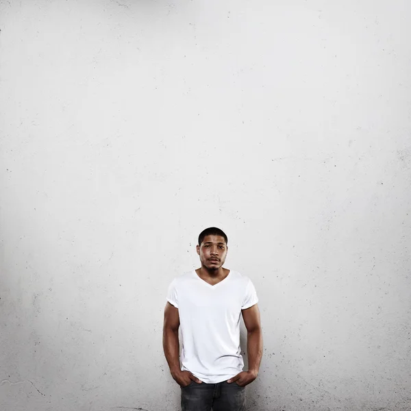 Jovem vestindo camiseta em branco — Fotografia de Stock