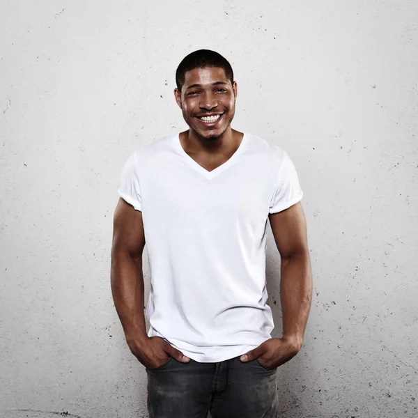 Jeune homme souriant en t-shirt blanc — Photo