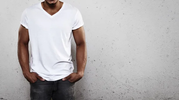 Junger Mann trägt weißes T-Shirt — Stockfoto