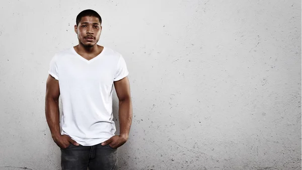 Retrato de un joven con camiseta blanca —  Fotos de Stock