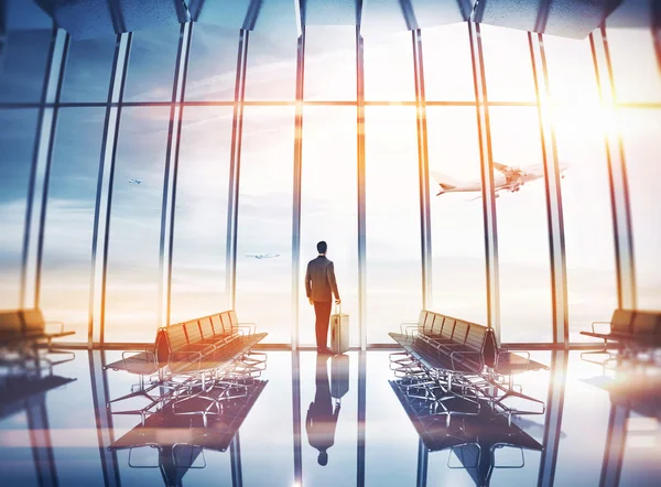 Empresário no aeroporto com mala — Fotografia de Stock