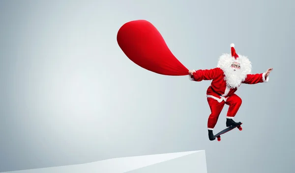 Santa Claus hoppning med skateboard — Stockfoto