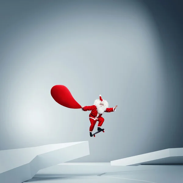 Санта-Клаус на скейтборде — стоковое фото