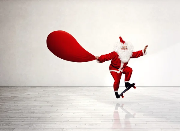 Santa hoppa med skateboard — Stockfoto