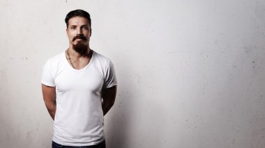 Sakallı adam beyaz t-shirt