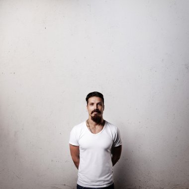 Sakallı adam beyaz t-shirt