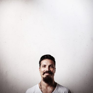 Sakallı adam beyaz t-shirt