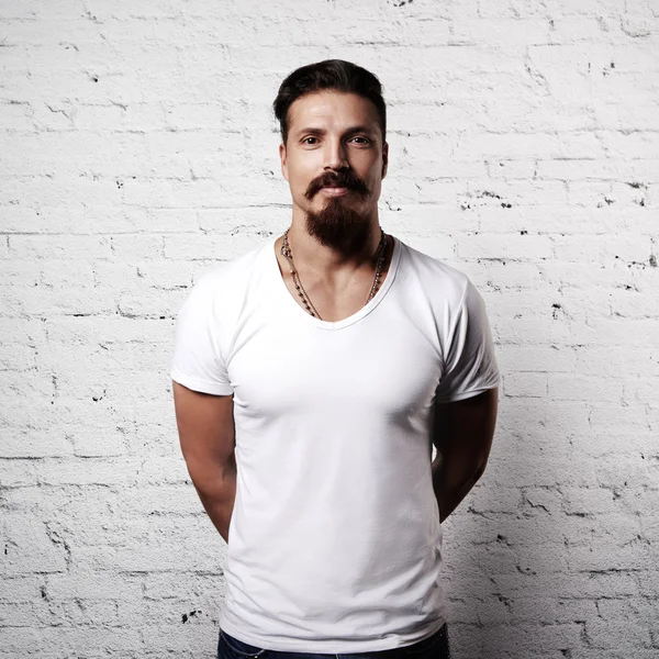 Homme barbu en t-shirt blanc — Photo