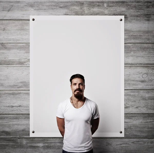 Homem barbudo com cartaz em branco — Fotografia de Stock