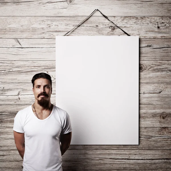 Homem barbudo com cartaz em branco — Fotografia de Stock