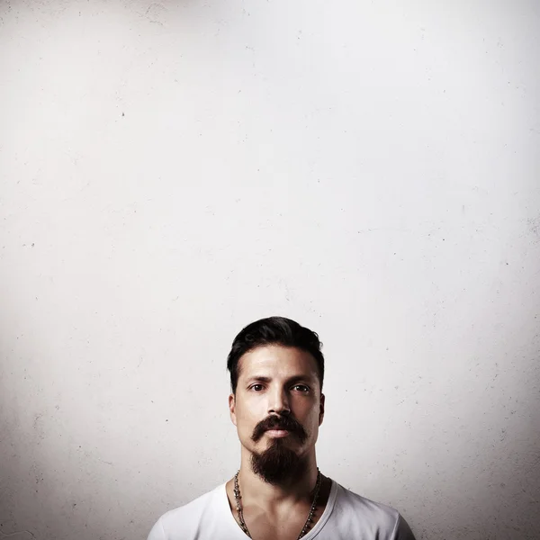 Hombre barbudo en camiseta blanca —  Fotos de Stock