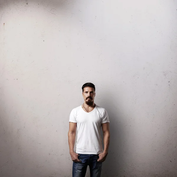 Homme barbu en t-shirt blanc — Photo