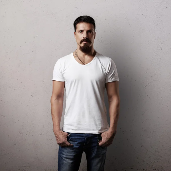 Homme barbu en t-shirt blanc — Photo