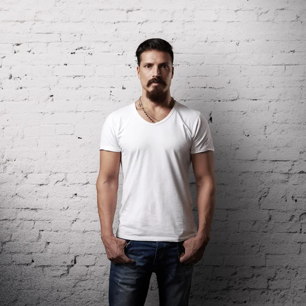 Бородатий чоловік у білій футболці — стокове фото