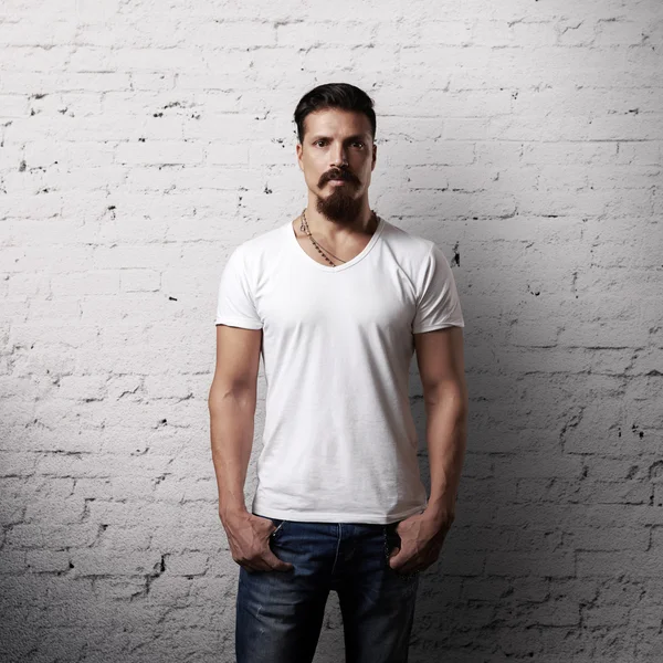 Bearded man in white t-shirt — Stock Photo, Image