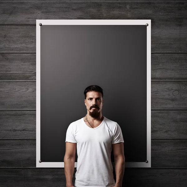 Homem barbudo com cartaz em branco — Fotografia de Stock