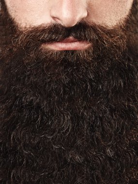 Uzun sakallı ve bıyıklı adam