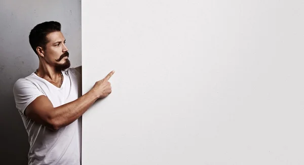 Homem barbudo com cartaz em branco — Fotografia de Stock