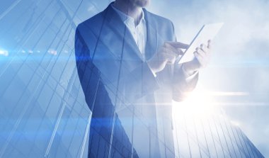 Gökdelen ve işadamı ile dijital masa