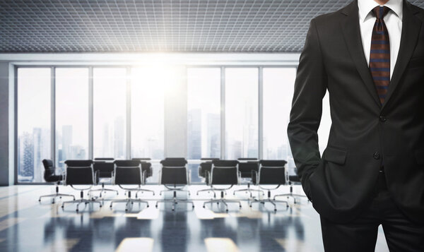 Бизнесмен в современном офисе
