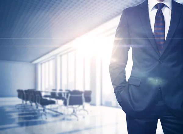 Homme d'affaires dans un bureau ensoleillé — Photo