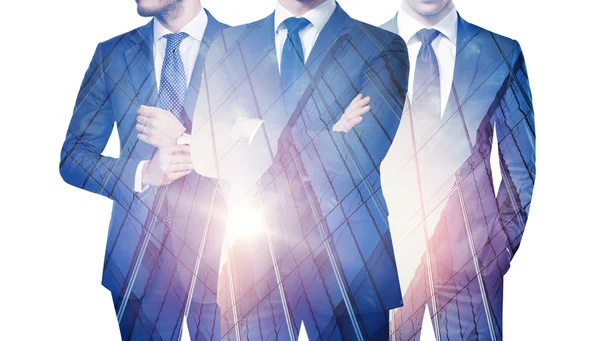 Drie zakenmensen en wolkenkrabber — Stockfoto
