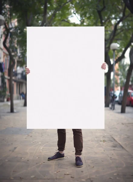 Человек с пустым плакатом — стоковое фото