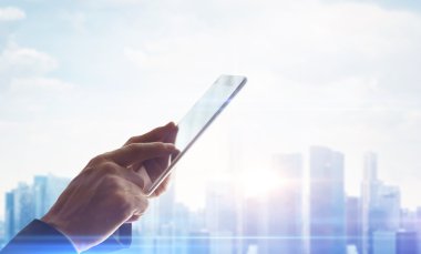 Dijital tablet ile işadamı el