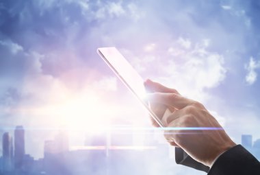 Dijital tablet ile işadamı el