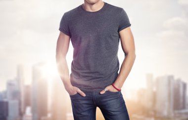 Megalopolis üzerinde t-shirt giyen adam