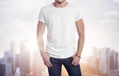 Şehri ele t-shirt giyen adam